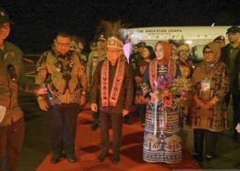 Wakil Presiden Ma'ruf Amin disambut PJ Gubernur Papua Barat Daya, Muhammad Musa'ad saat berkunjung ke provinsi tersebut, 17 Juli 2023.(Antara)