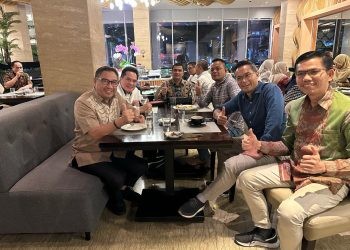 Ketua Umum PRSI Gorontalo Hamim Pou bersama Ketua Umum PB PRSI Anindya Bakri, disela-sela kegiatan Rakernasus, di Hotel JS Luwansa, Jumat (4/8/2023) malam. (Foto Istimewa)