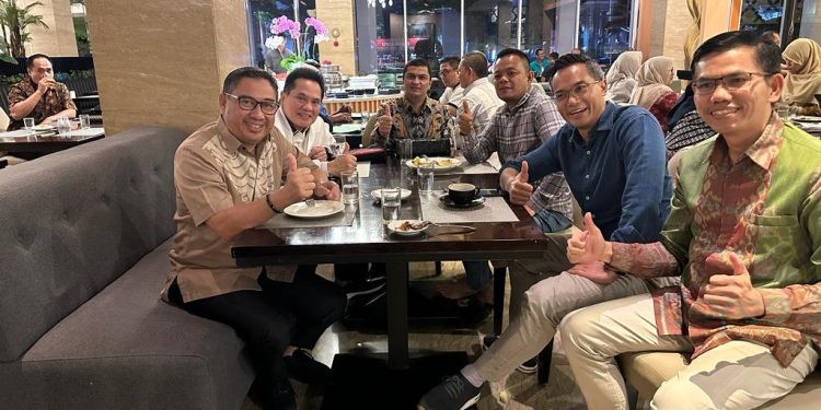 Ketua Umum PRSI Gorontalo Hamim Pou bersama Ketua Umum PB PRSI Anindya Bakri, disela-sela kegiatan Rakernasus, di Hotel JS Luwansa, Jumat (4/8/2023) malam. (Foto Istimewa)