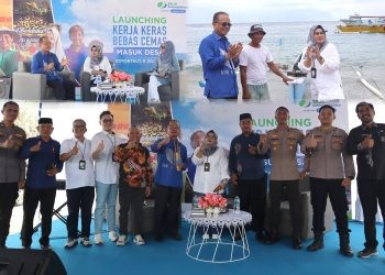 Kepala Kantor Wilayah Sulawesi Maluku (Kakanwil Sulama) BPJS Ketenagakerjaan, Mintje Wattu didampingi Sekda Ishak Ntoma kampanye Kerja Keras Bebas Cemas (KKBC). (Foto AKP/Diskominfo)