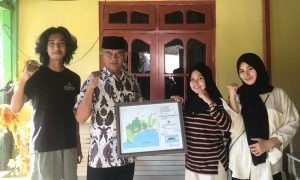 Mahasiswa KKN MBKM Jurusan Teknik Geologi, Universitas Negeri Gorontalo (UNG) saat memberikan peta Desa kepada Kepala Desa Bongo