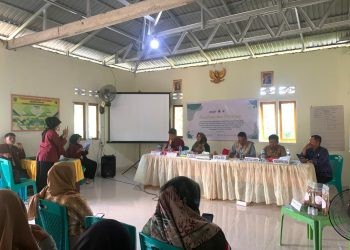 Mahasiswa KKN Tematik Universitas Negeri Gorontalo (UNG) saat melatih masyarakat Desa Bihe, Kecamatan Asparaga mengolah bahan dasar kelapa menjadi produk UMKM yang memiliki nilai ekonomis, Selasa (1/8/2023)