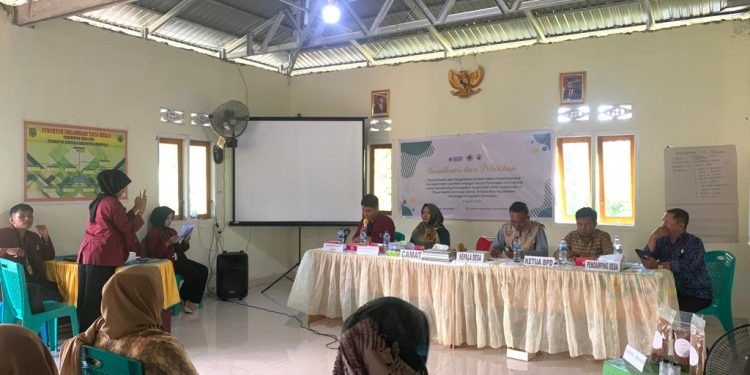 Mahasiswa KKN Tematik Universitas Negeri Gorontalo (UNG) saat melatih masyarakat Desa Bihe, Kecamatan Asparaga mengolah bahan dasar kelapa menjadi produk UMKM yang memiliki nilai ekonomis, Selasa (1/8/2023)