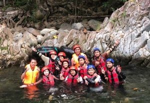 Mahasiswa KKN Tematik UNG saat menikmati Wisata Alam River Tubing Botu Kapali
