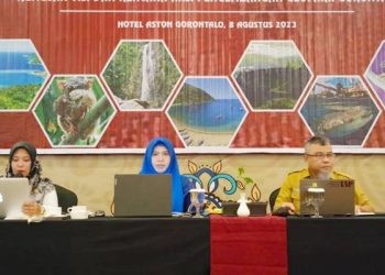Ketua IAP Provinsi Gorontalo sekaligus Dosen UNBITA, Irvan Katili (kanan) memberikan pendampingan penyusunan induk Geopark Gorontalo, Selasa (8/8/2023) (istimewa)