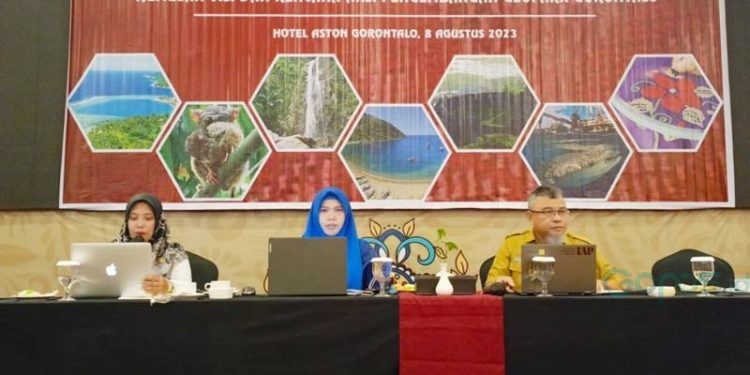Ketua IAP Provinsi Gorontalo sekaligus Dosen UNBITA, Irvan Katili (kanan) memberikan pendampingan penyusunan induk Geopark Gorontalo, Selasa (8/8/2023) (istimewa)