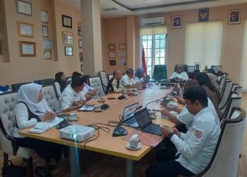 Asisten III Bidang Administrasi Umum dan Keuangan Setda Bone Bolango, Marni Nisabu didampingi beberapa pimpinan OPD menerima Tim Asistensi dan Verifikasi Penerapan Sistem Merit dari KPK dan KASN di Ruang Rapat Bupati, Rabu (9/8/2023). (Foto Indra/Gopos)