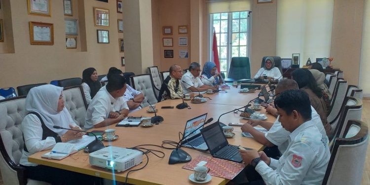 Asisten III Bidang Administrasi Umum dan Keuangan Setda Bone Bolango, Marni Nisabu didampingi beberapa pimpinan OPD menerima Tim Asistensi dan Verifikasi Penerapan Sistem Merit dari KPK dan KASN di Ruang Rapat Bupati, Rabu (9/8/2023). (Foto Indra/Gopos)