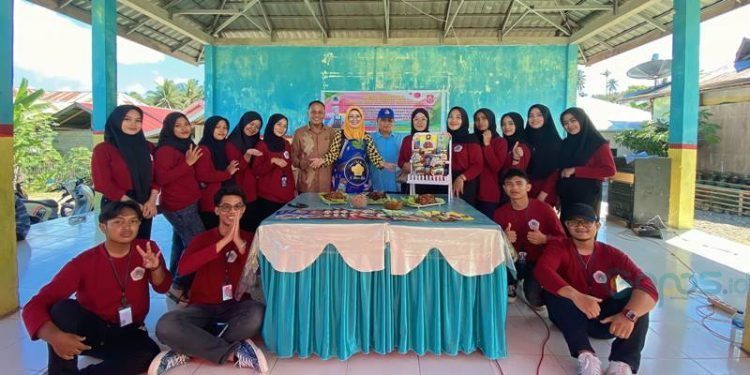 Kegiatan pelatihan pengolahan ikan yang dilaksanakan oleh Mahasiswa KKN-T Universitas Negeri Gorontalo (UNG) Desa Sogitia, Kecamatan Bone, Kabupaten Bone Bolango (istimewa)