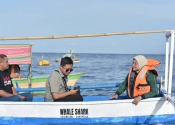 Menaker Ida Fauziyah bersama Eduart Wolok mengunjungi Wisata Hiu Paus di Botubarani sekaligus menjadi salah satu icon destinasi wisata di kawasan Teluk Tomini (dok. ung)