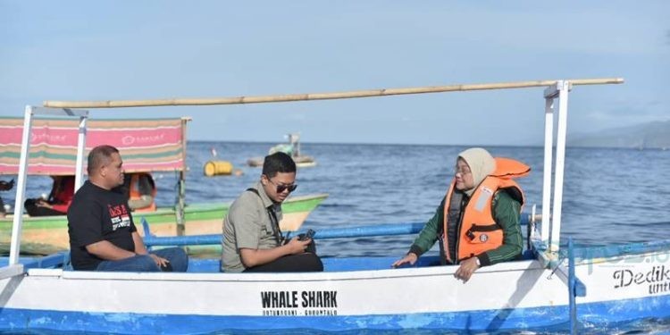 Menaker Ida Fauziyah bersama Eduart Wolok mengunjungi Wisata Hiu Paus di Botubarani sekaligus menjadi salah satu icon destinasi wisata di kawasan Teluk Tomini (dok. ung)
