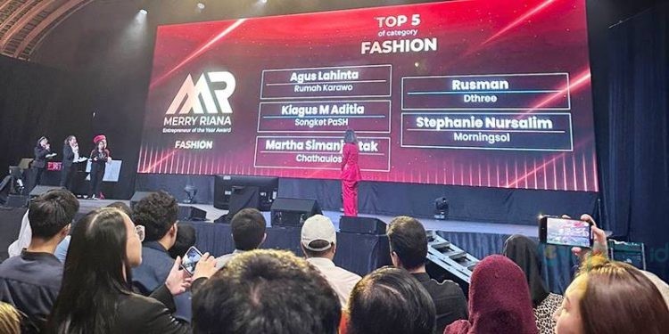 Merry Riana mengumumkan Rumah Karawo yang masuk Top 5 kategori Fashion dalam acara Inspirafest 2023. (istimewa)
