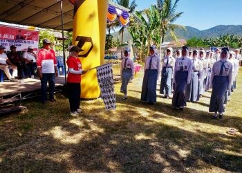 Wabup Merlan S. Uloli begitu semangat melepas lomba gerak jalan tingkat SMP dan SMA sederajat tingkat Kabupaten Bone Bolango, di Lapangan Komando, Kelurahan Tumbihe, Kecamatan Kabila, Minggu (13/8/2023). (Foto Indra/Gopos)