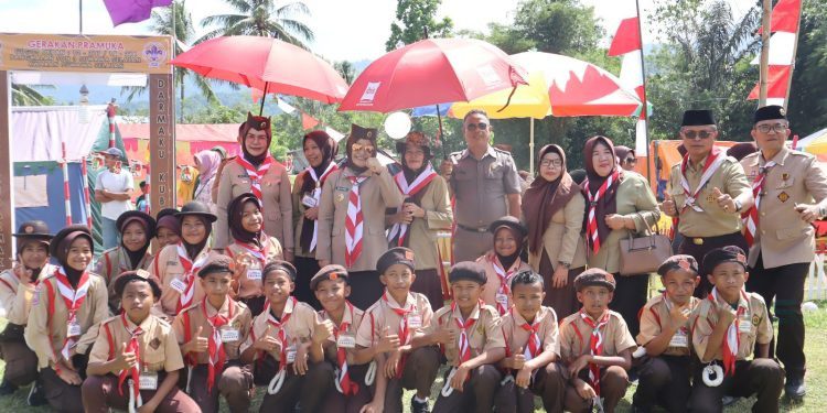 Ketua Kwarcab Gerakan Pramuka Bone Bolango, Kak Lolly Pou Junus, Wakil Ketua Mabicab Kak Merlan S. Uloli dan Sekda Ishak Ntoma menghadiri kegiatan Apel Besar HUT Gerakan Pramuka ke-62 tingkat Kabupaten Bone Bolango, Senin (14/8/2023). (Foto AKP/Diskominfo)