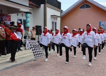 Wabup Merlan S. Uloli saat melepas peserta lomba gerak jalan kategori OPD dan umum, di Lapangan Desa Tanggilingo, Kecamatan Kabila, Senin (14/8/2023). (Foto AKP/Diskominfo)