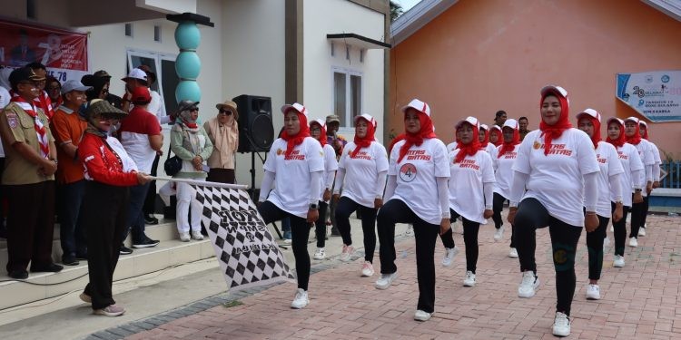 Wabup Merlan S. Uloli saat melepas peserta lomba gerak jalan kategori OPD dan umum, di Lapangan Desa Tanggilingo, Kecamatan Kabila, Senin (14/8/2023). (Foto AKP/Diskominfo)
