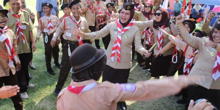 Wakil Ketua Mabicab Gerakan Pramuka Bone Bolango, Kak Merlan S. Uloli saat bergembira bersama dengan para peserta Perkemahan Temu Penggalang VI Kwaran Suwawa, Suwawa Tengah, Suwawa Selatan di Bumi Perkemahan Desa Duano, Senin (14/8/2023). (Foto Yudi/Sespri Wabup)