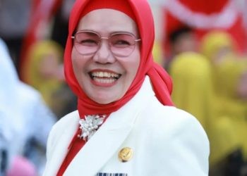 Getaran bahagia dengan senyum yang lebar terpancar dari raut wajah Merlan Uloli selama mengikuti proses HUT Kemerdekaan RI di Stadion GOR Bulango Timur, Kamis (17/8/2023). (Foto Cila/Prokopim)