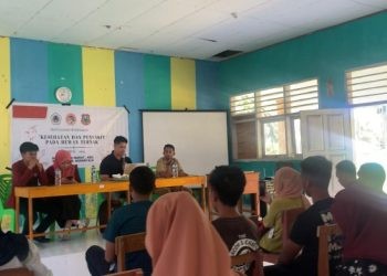 Mahasiswa Kuliah Kerja Nyata Tematik (KKN-T) Universitas Negeri Gorontalo (UNG) mengedukasi masyarakat di Desa Biluhu Barat Kecamatan Biluhu Kabupaten Gorontalo tentang cara mencegah penyakit pada hewan ternak, Jumat (11/7/2023).