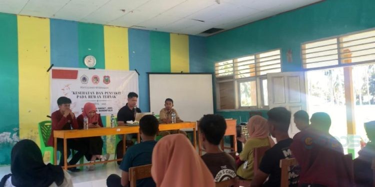 Mahasiswa Kuliah Kerja Nyata Tematik (KKN-T) Universitas Negeri Gorontalo (UNG) mengedukasi masyarakat di Desa Biluhu Barat Kecamatan Biluhu Kabupaten Gorontalo tentang cara mencegah penyakit pada hewan ternak, Jumat (11/7/2023).