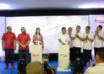 Direktur Kepesertaan BPJS Ketenagakerjaan Zainudin dan Direktur PT SRC Indonesia Sembilan Rima Tanago saat meresmikan kerja sama antara BPJS Ketenagakerjaan dan SRCIS.