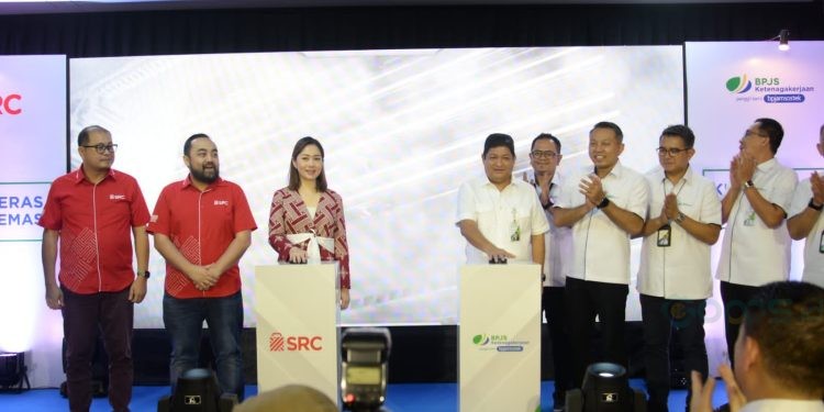 Direktur Kepesertaan BPJS Ketenagakerjaan Zainudin dan Direktur PT SRC Indonesia Sembilan Rima Tanago saat meresmikan kerja sama antara BPJS Ketenagakerjaan dan SRCIS.