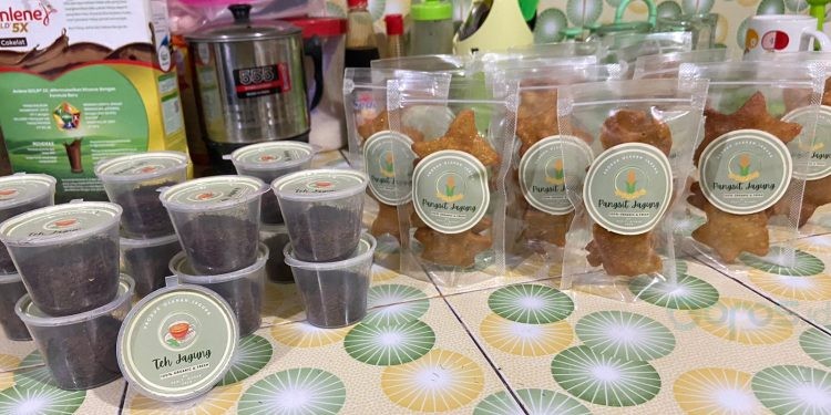 Mahasiswa Kuliah Kerja Nyata Tematik (KKN-T) Universitas Negeri Gorontalo (UNG) Desa Biluhu Barat, Kecamatan Biluhu, Kabupaten Gorontalo berhasil membuat pangsit dan teh dari hasil olahan bahan dasar jagung.