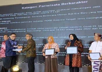 Bupati Hamim Pou meraih penghargaan Apresiasi Tokoh Indonesia dari Kelompok Tempo Media di kategori Pariwisata Berkarakter yang diserahkan oleh Direktur Utama Tempo Media Arif Zulkifli, di Hotel The Westin Jakarta Selatan, Selasa (29/8/2023) malam.