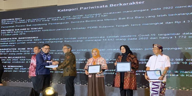 Bupati Hamim Pou meraih penghargaan Apresiasi Tokoh Indonesia dari Kelompok Tempo Media di kategori Pariwisata Berkarakter yang diserahkan oleh Direktur Utama Tempo Media Arif Zulkifli, di Hotel The Westin Jakarta Selatan, Selasa (29/8/2023) malam.