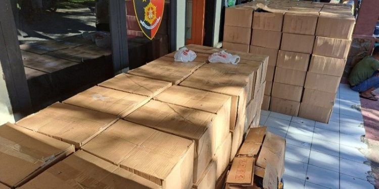 Ratusan kardus yang berisi miras jenis cap tikus dalam botol berukuran 600 liter saat diamankan di Polres Bone Bolango.(f. polresbonebol)