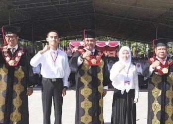 Rektor UNG, Eduart Wolok (tengah) bersama jajaran 
pimpinan peerguruan tinggi menyambut ribuan mahasiswa baru UNG pada program PKKMB, Kamis (10/8/2023) (dok. ung)