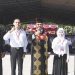 Rektor UNG, Eduart Wolok (tengah) bersama jajaran 
pimpinan peerguruan tinggi menyambut ribuan mahasiswa baru UNG pada program PKKMB, Kamis (10/8/2023) (dok. ung)