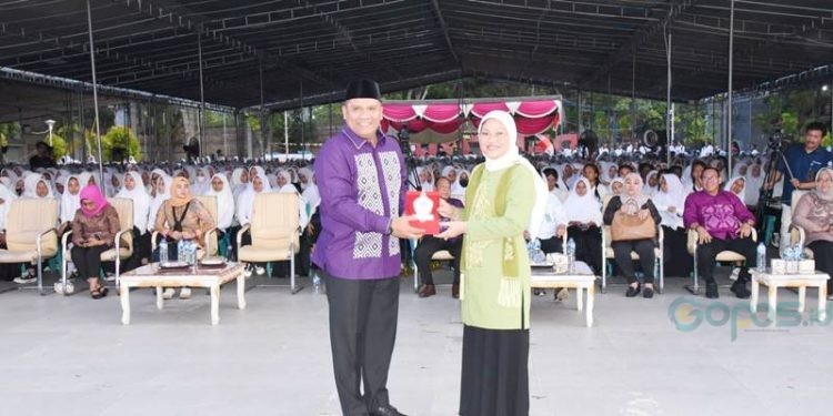 Menteri Ketenagakerjaan Ida Fauziyah hadir memberi kuliah umum kepada ribuan mahasiswa baru UNG dalam program PKKMB, Kamis (10/8/2023) (dok. ung)