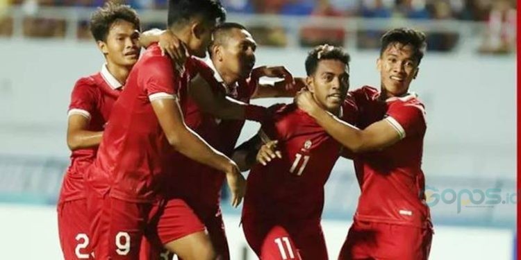 Pemain Timnas Indonesia U-23 melakukan selebrasi pada laga melawan Thailand dengan skor akhir 3-1 atas kemenangan garuda muda. Kemenangan ini sekaligus memastikan timnas garuda melaju ke final piala AFF U-23 (foto: twitter)