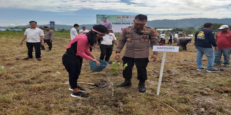Kapolres Bone Bolango, AKBP Muhammad Alli didampingi Ketua Bhayangkari Ny. Cindy M. Alli saat melakukan penanaman pohon di Desa Moutong, Kecamatan Tilongkabila, Rabu (23/8/2023). (Foto Indra/Gopos)