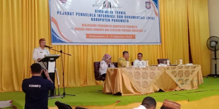 Kepala Dinas Komunikasi Informasi dan Statistik Pohuwato, Kadir Amran, Memberikan Sambutan Kegiatan Bimtek PPID, di Aula Gedung Panua Pohuwato, Rabu (2/8/2023). (F Humas Pohuwato)