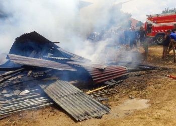 Petugas Damkar saat berupaya melakukan pendinginan di sekitar lokasi kebakaran rumah di Desa Leboto, Kecamatan Kwandang, Gorontalo Utara, agar tidak muncul titik api baru.(f. isno)