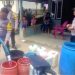 Jajaran Polsek Paguyaman Pantai saat mendistribusikan air bersih untuk warga.(f.tribrata)