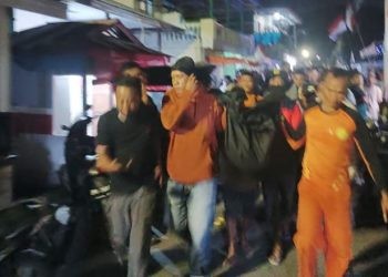 Korban yang terseret ombang di Pantai Pohe berhasil dievakuasi Tim SAR gabungan. (foto.istimewa)