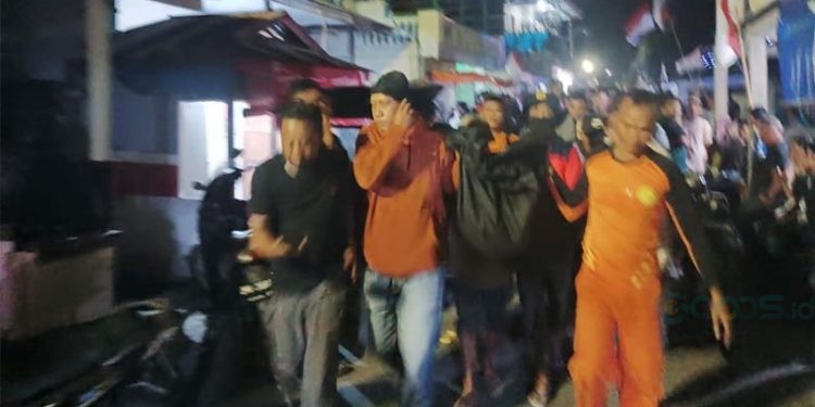 Korban yang terseret ombang di Pantai Pohe berhasil dievakuasi Tim SAR gabungan. (foto.istimewa)