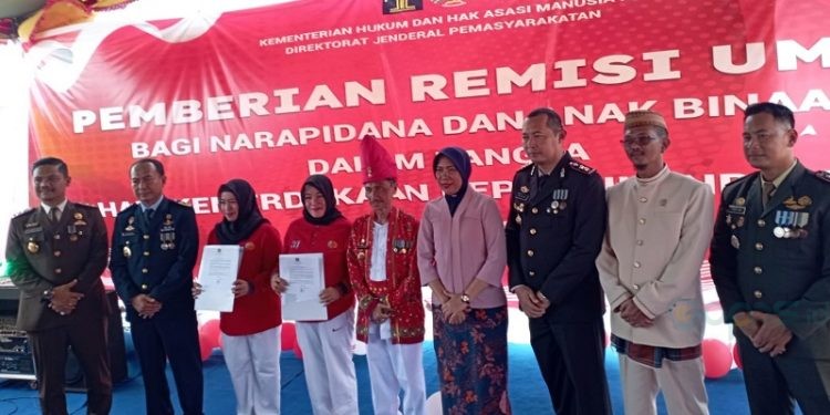 Suasana pemberian remisi kepada perwakilan warga binaan Lapas Perempuan Gorontalo di HUT Kemerdekaan RI ke 78, Kamis (17/8/2023).