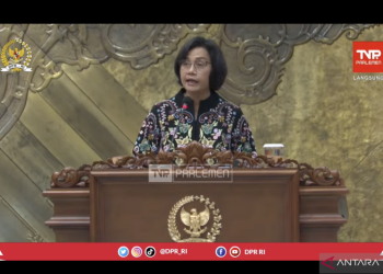 Menteri Keuangan Sri Mulyani menyampaikan tanggapan pemerintah atas pandangan fraksi terhadap Kebijakan Ekonomi Makro dan Pokok-Pokok Kebijakan Fiskal (KEM PPKF) RAPBN Tahun 2024 dalam Rapat Paripurna DPR RI di Jakarta, Selasa (30/5/2023). (ANTARA/Imamatul Silfia)