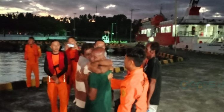 Dua nelayan asal Gorontalo Utara yang sempat dinyatakan hilang ditemukan selamat dan tiba di Pelabuhan Amurang, Rabu (2/8/2023). (f. SAR)