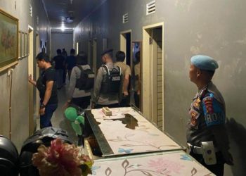 Sejumlah anggota kepolisian saat melakukan operasi di salah satu kos-kosan di Kota Gorontalo, Sabtu (12/8/2023).