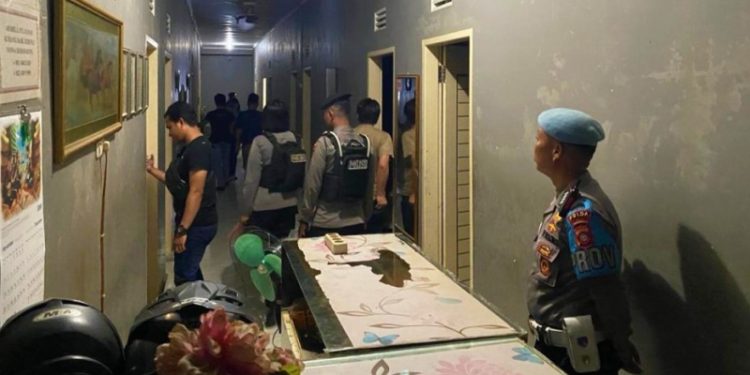 Sejumlah anggota kepolisian saat melakukan operasi di salah satu kos-kosan di Kota Gorontalo, Sabtu (12/8/2023).