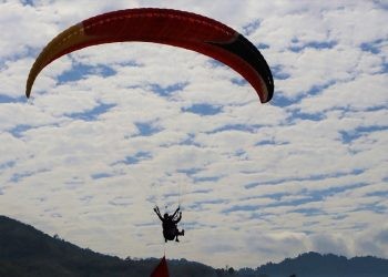 Atraksi paralayang pada upacara HUT Kemerdekaan RI ke 78 di Kabupaten Bone Bolango, Provinsi Gorontalo, Kamis (17/8/2023). (F. Sehe)