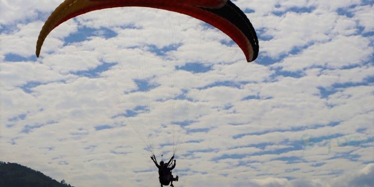 Atraksi paralayang pada upacara HUT Kemerdekaan RI ke 78 di Kabupaten Bone Bolango, Provinsi Gorontalo, Kamis (17/8/2023). (F. Sehe)