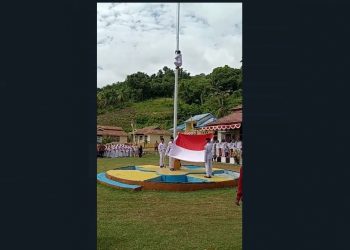 Tangkapan layar video seorang anggota paskibra di Gorontalo Utara memanjat tiang bendera saat upacara HUT Kemerdekaan RI ke 78.