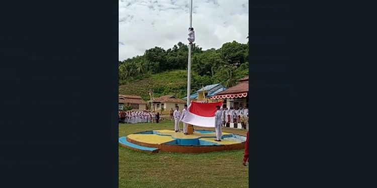 Tangkapan layar video seorang anggota paskibra di Gorontalo Utara memanjat tiang bendera saat upacara HUT Kemerdekaan RI ke 78.