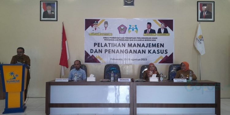 Sekda Pohuwato, Iskandar Datau, memberikan sambutan pelatihan manajemen dan penanganan kasus perempuan dan anak, berlangsung di Hotel Sunrise, Selasa (15/8/2023). (F Humas Pohuwato)